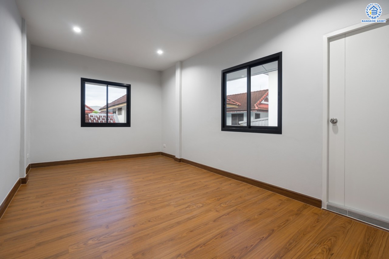 บ้านมือสองตกแต่งใหม่ ม.ดอนเมืองวิลล่า2 เพิ่มสิน บ้านเดี่ยวหลังใหญ่ เนื้อที่ 60 ตร.ว. ฟังก์ชัน 4 ห้องนอน 2 ห้องน้ำ จอดรถได้ 2 คัน บนทำเลเดินทางสะดวก เชื่อมต่อถ.สายไหม, ถ.พหลโยธิน ใกล้รถไฟฟ้าสายสีเขียว "สถานีสะพานใหม่" และทางด่วน "ฉลองรัช" รายล้อมด้วยสิ่งอำนวยความสะดวกครบครัน